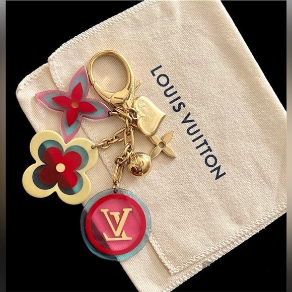 LOUIS VUITTON Resin Candy Fleurs Bag Charm
Multicolor w/ Gold hardware +Dust bag - Picture 1 of 6